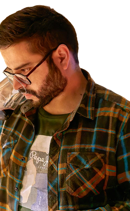 Camilo Chávez disfrutando una copa de vino